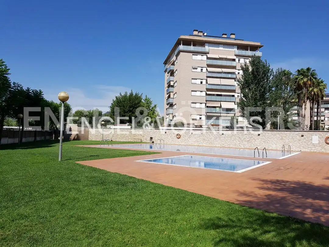Piscina de Ático en venta en Sant Joan Despí con Aire acondicionado, Calefacción y Parquet