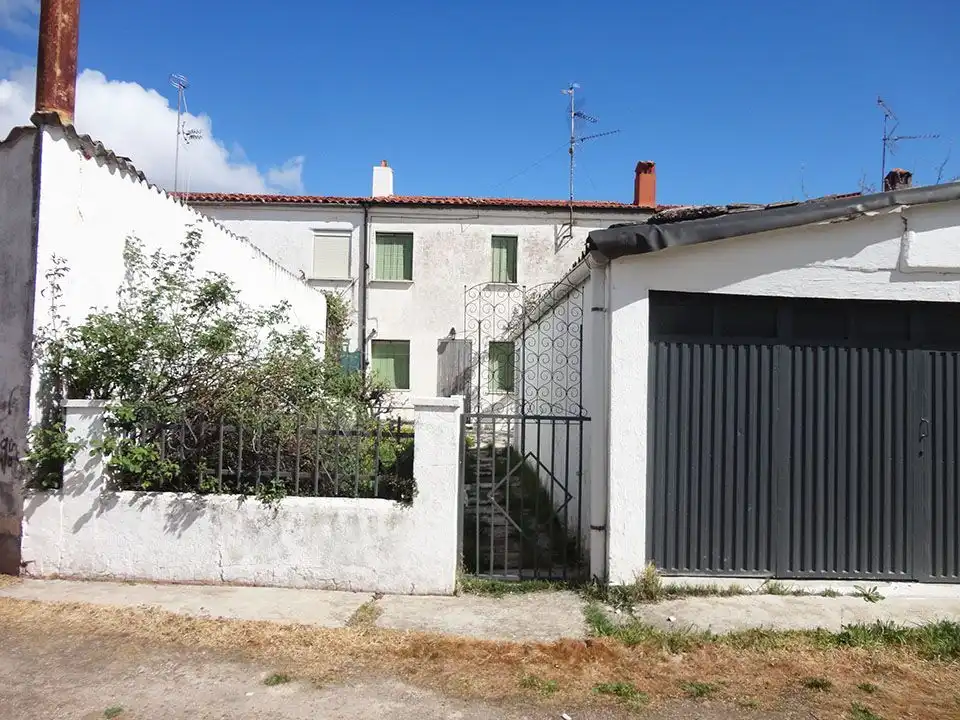 Außenansicht von Einfamilien-Reihenhaus zum Verkauf in Salas de los Infantes mit Heizung und Privatgarten