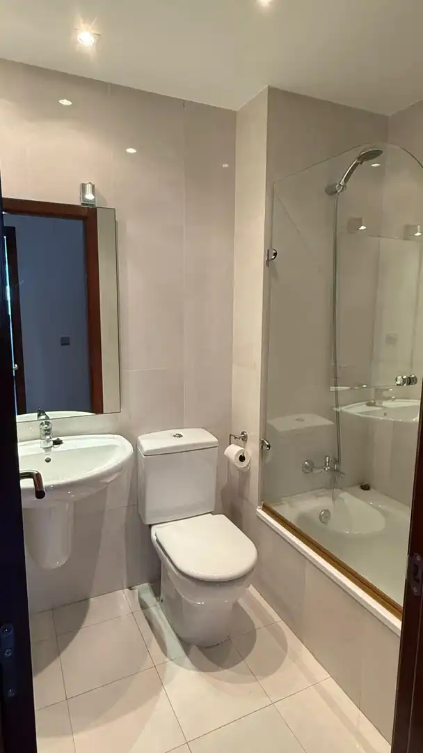 Badezimmer von Wohnung zur Miete in Santander mit Heizung, Privatgarten und Abstellraum