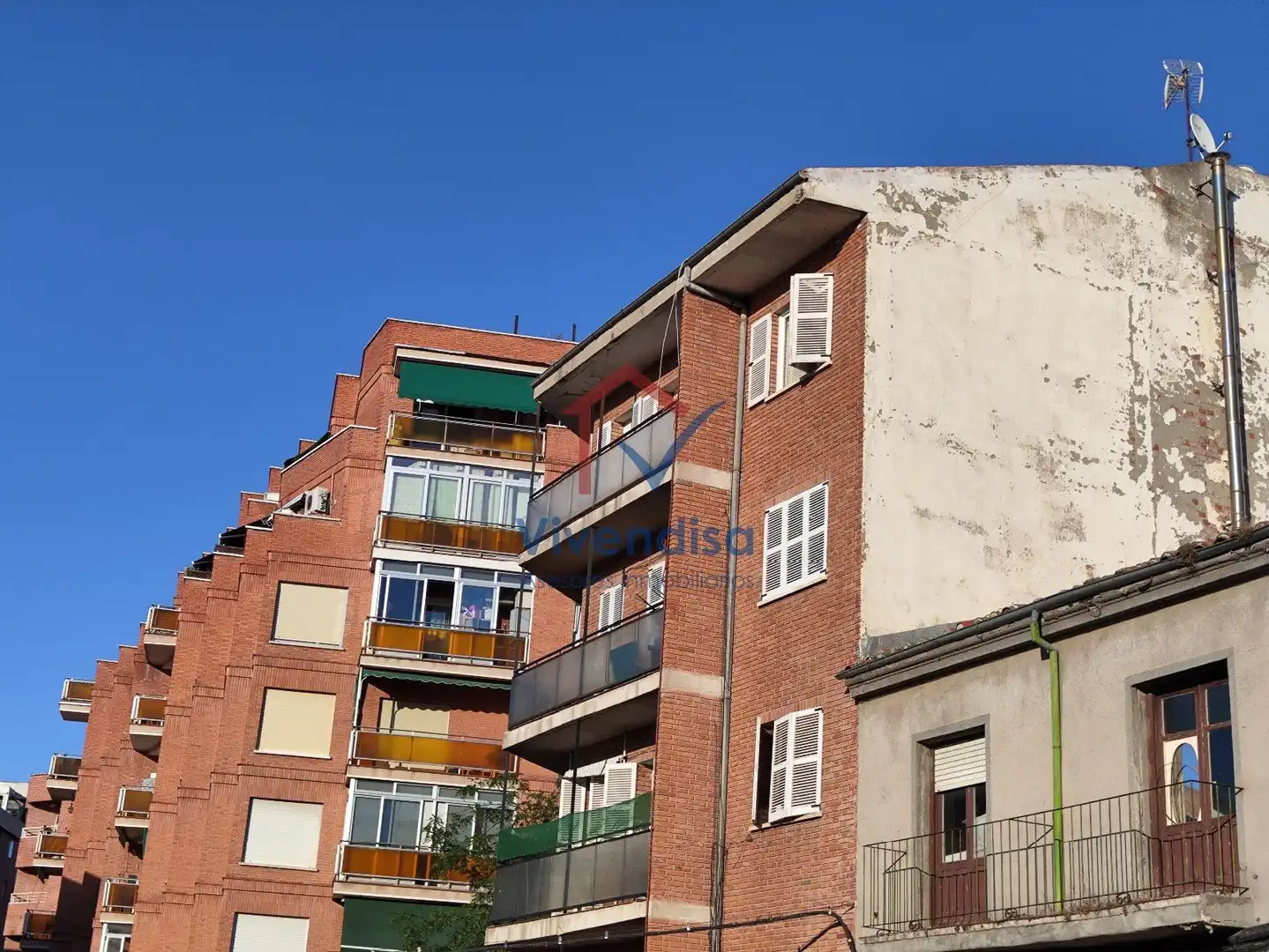 Vista exterior de Pis en venda en Guadalajara amb Calefacció i Terrassa