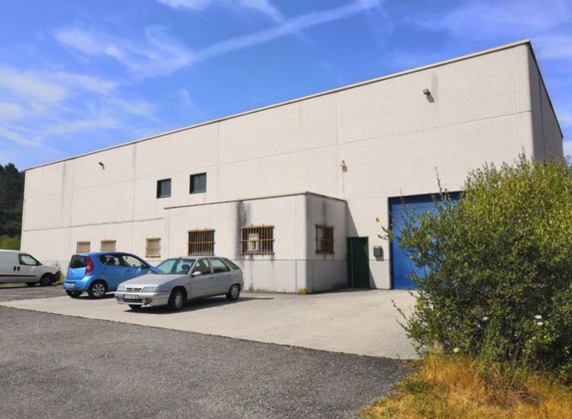 Industrial buildings for sale in A Lama