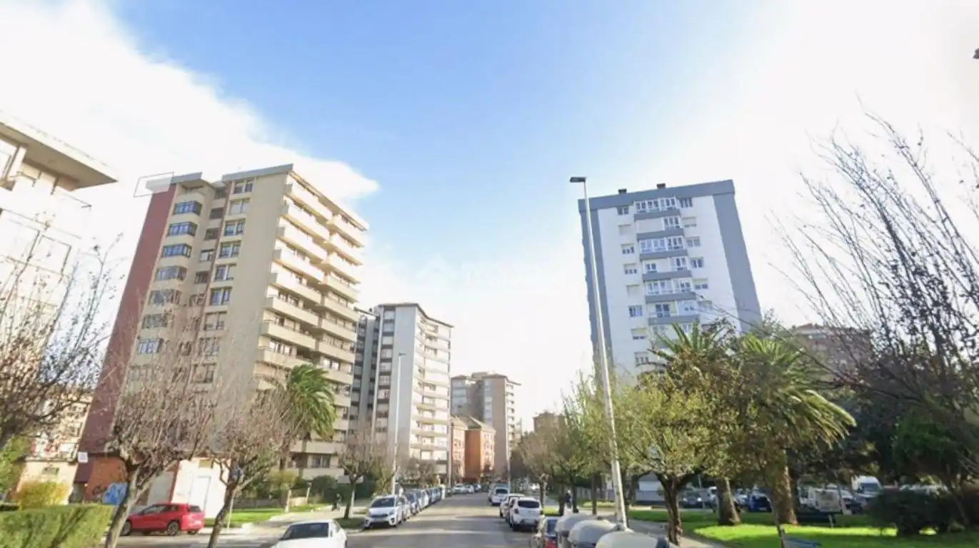Außenansicht von Garage zum Verkauf in Santander