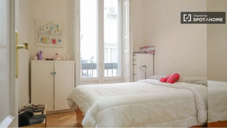 Room in Cortes - Huertas
