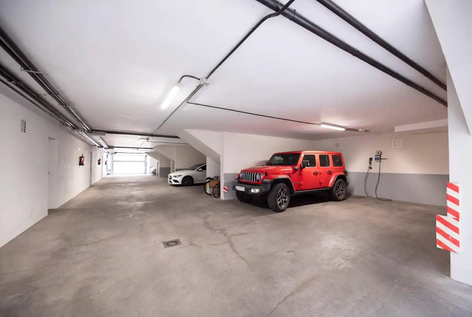 Parkplatz von Einfamilien-Reihenhaus zum Verkauf in Torrelodones mit Heizung, Privatgarten und Gemeinschaftspool
