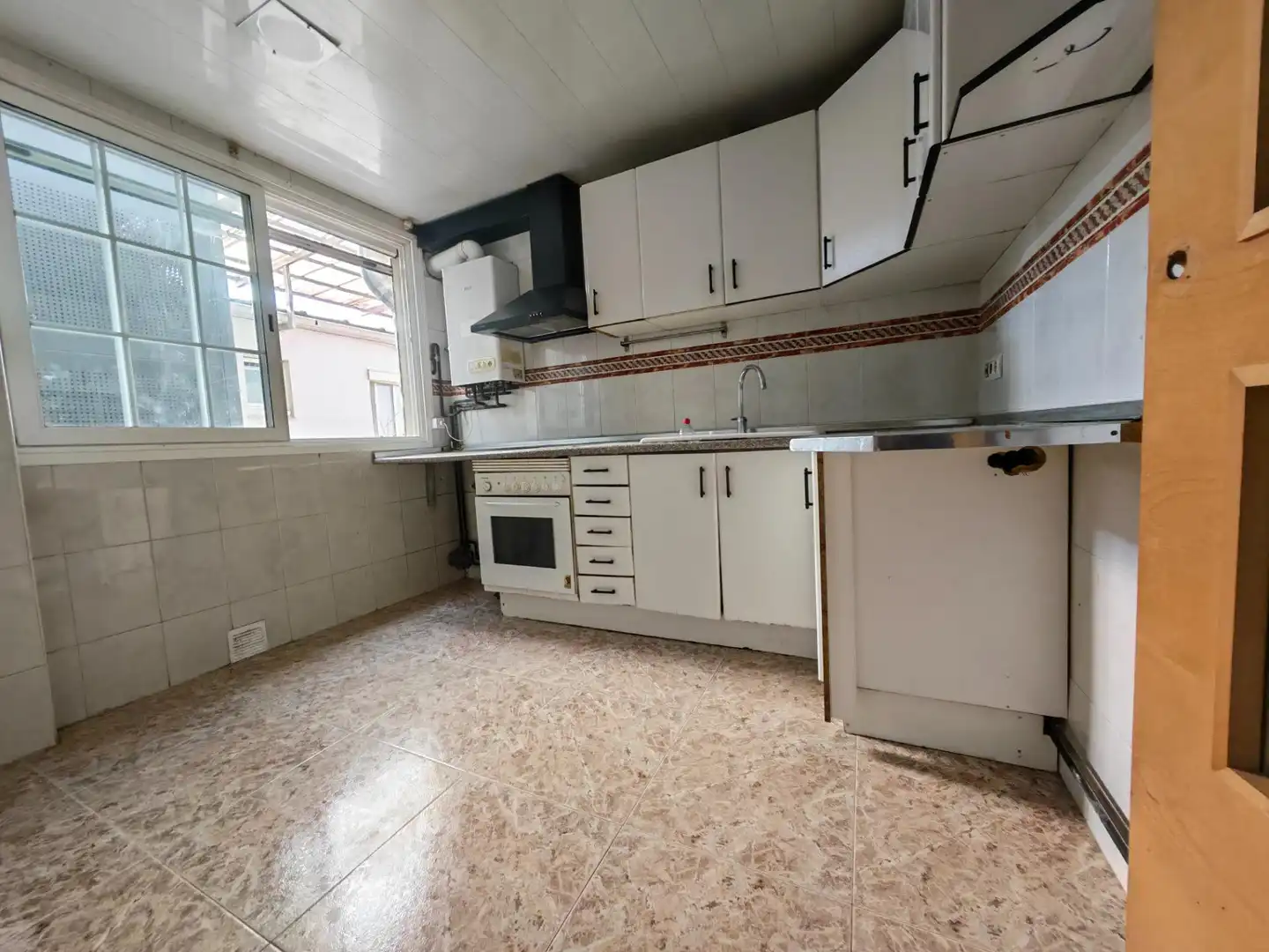 Küche von Wohnung zum Verkauf in Sabadell mit Heizung, Abstellraum und Balkon