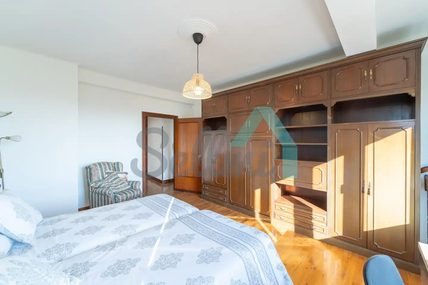 Schlafzimmer von Wohnung zur untervermieten in Oviedo  mit Heizung, Parkett und Möbliert