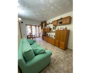 Sala d'estar de Pis de lloguer en Santa Coloma de Gramenet amb Balcó