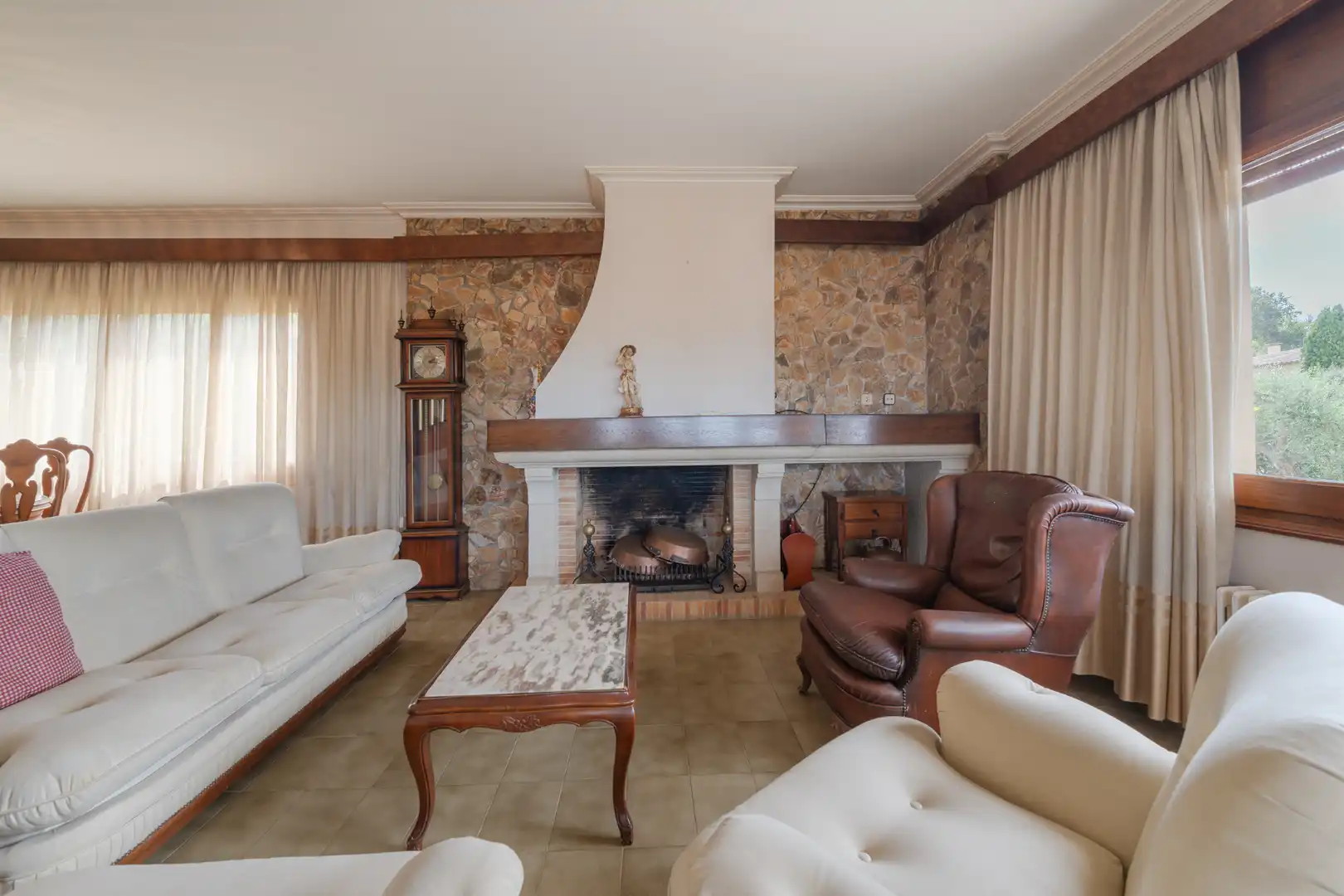 Sala de estar de Casa o chalet en venta en La Bisbal d'Empordà con Calefacción, Jardín privado y Terraza
