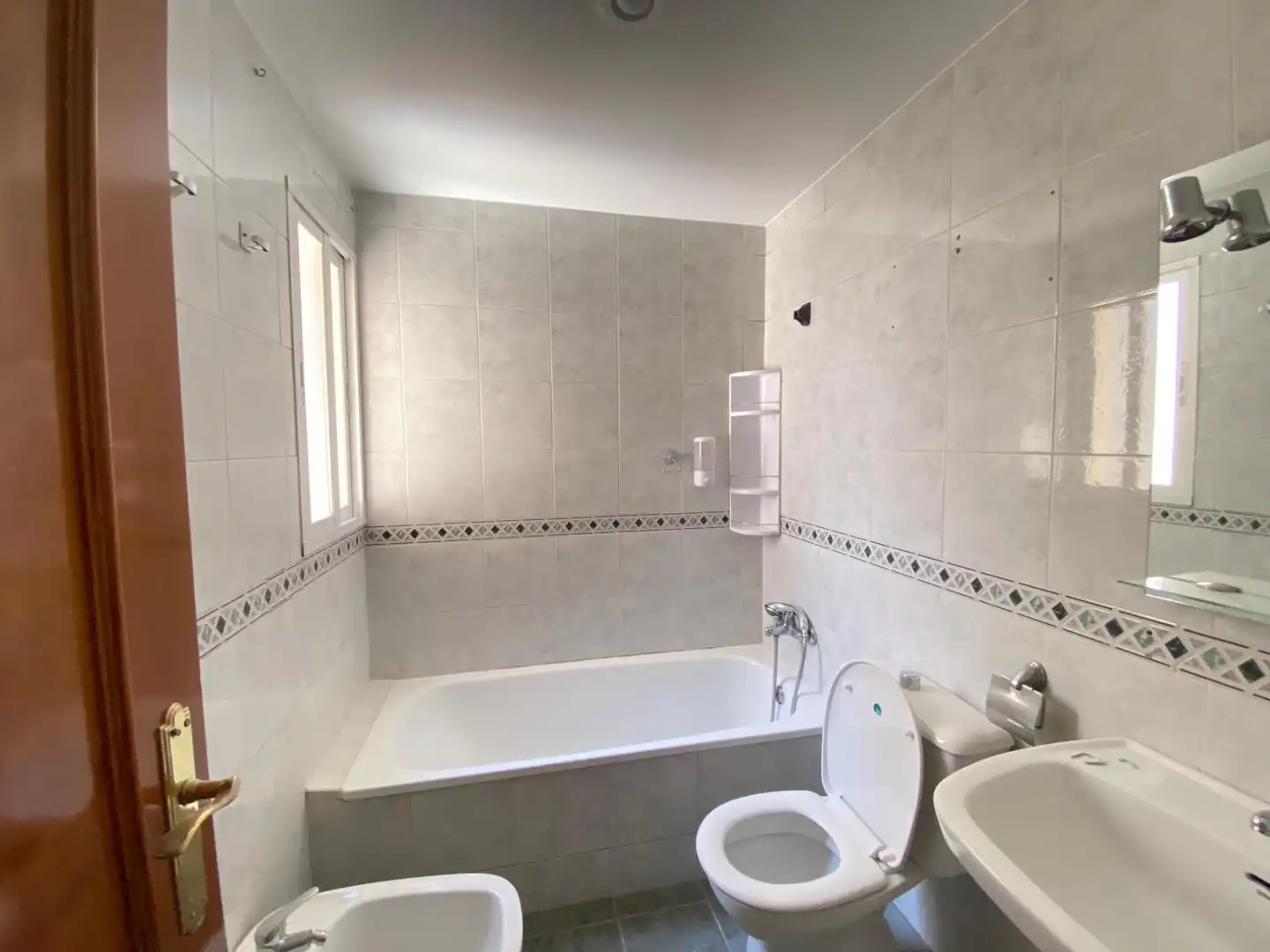 Baño de Casa adosada de alquiler en Huétor Vega con Aire acondicionado, Calefacción y Terraza