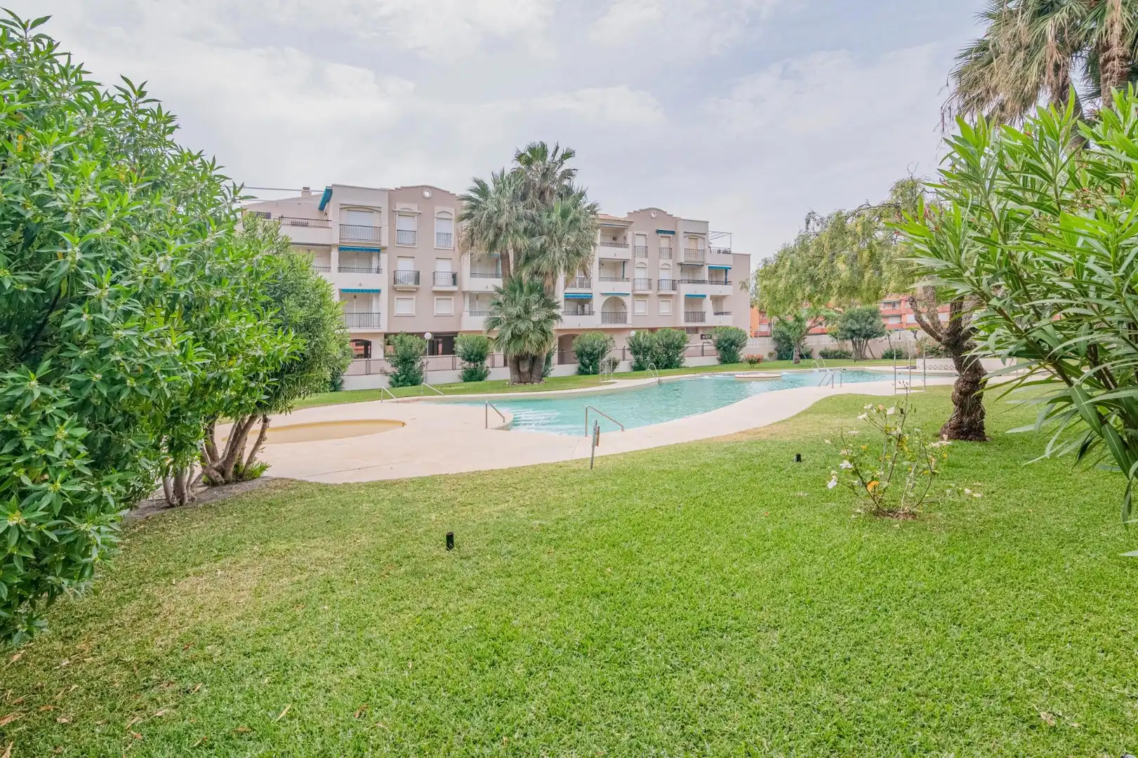 Piscina de Pis en venda en Salobreña amb Aire condicionat, Terrassa i Balcó