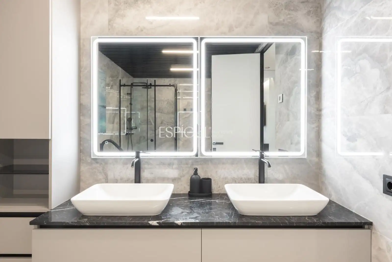 Bathroom of Houses for sale in Castelldefels  with Air Conditioner, Heating and Parquet flooring