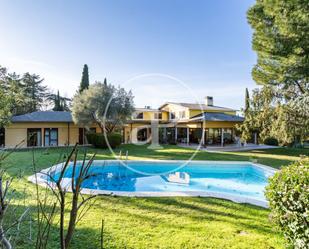 Vista exterior de Casa o xalet en venda en Pozuelo de Alarcón amb Aire condicionat, Calefacció i Jardí privat