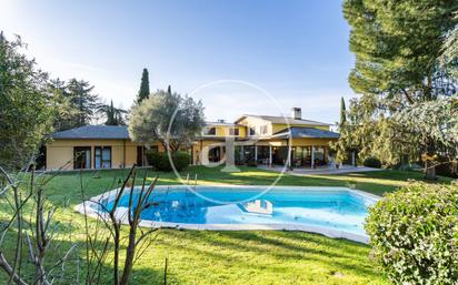 Vista exterior de Casa o xalet en venda en Pozuelo de Alarcón amb Aire condicionat, Calefacció i Jardí privat