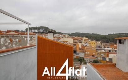 Vista exterior de Dúplex en venda en Rubí amb Terrassa i Balcó