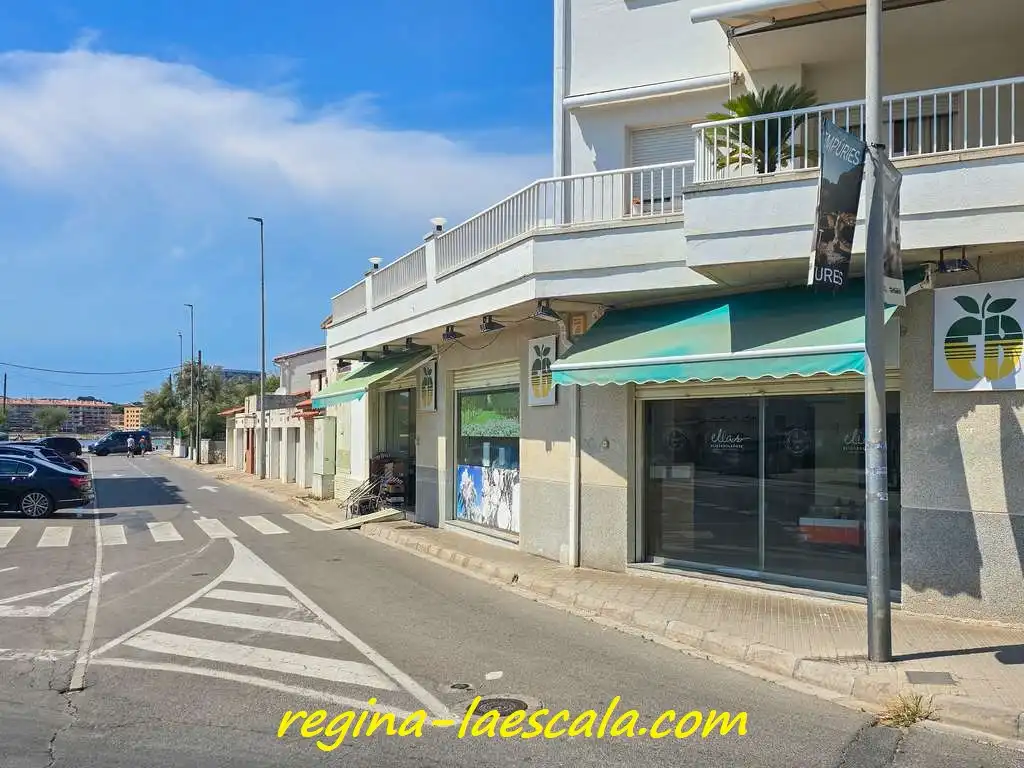 Locale commerciale in vendita a Riells, imagen 2