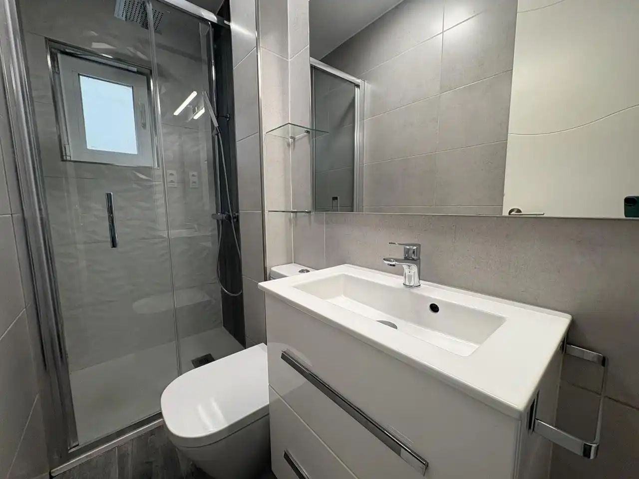 Baño de Piso de alquiler en Madrid con Aire acondicionado y Calefacción