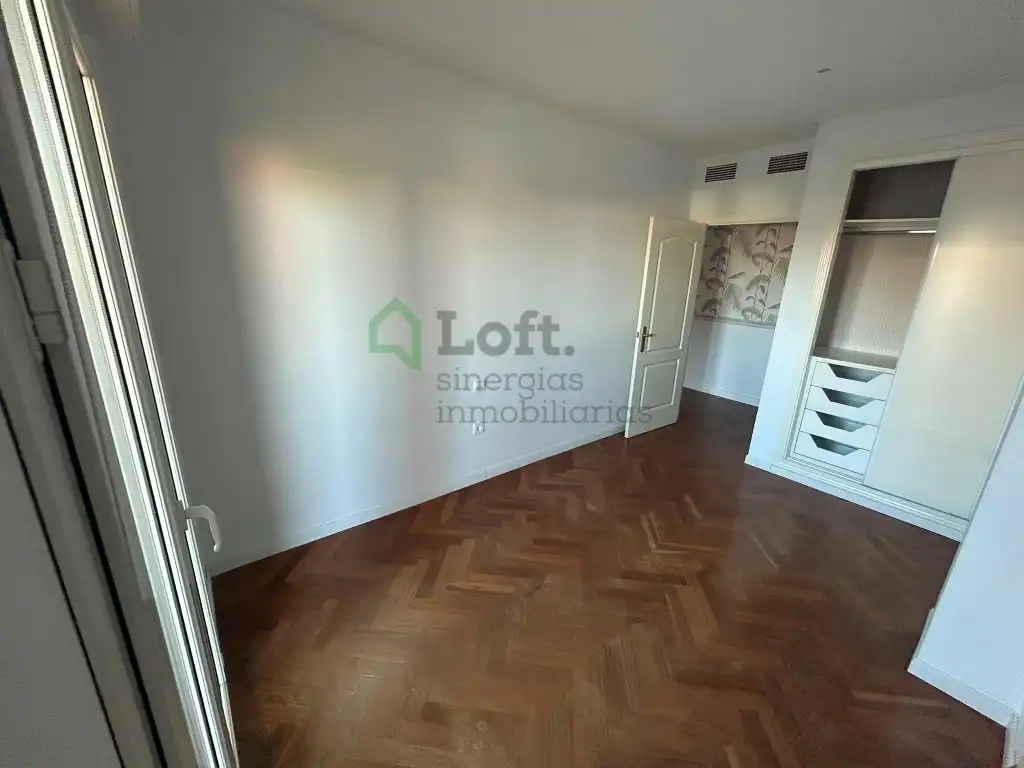 Schlafzimmer von Dachboden zur Miete in Badajoz mit Klimaanlage, Privatgarten und Terrasse