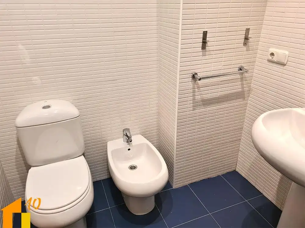 Baño de Piso de alquiler en Burgos con Calefacción y Trastero