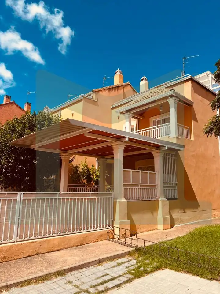 Vista exterior de Casa o xalet de lloguer en Parla