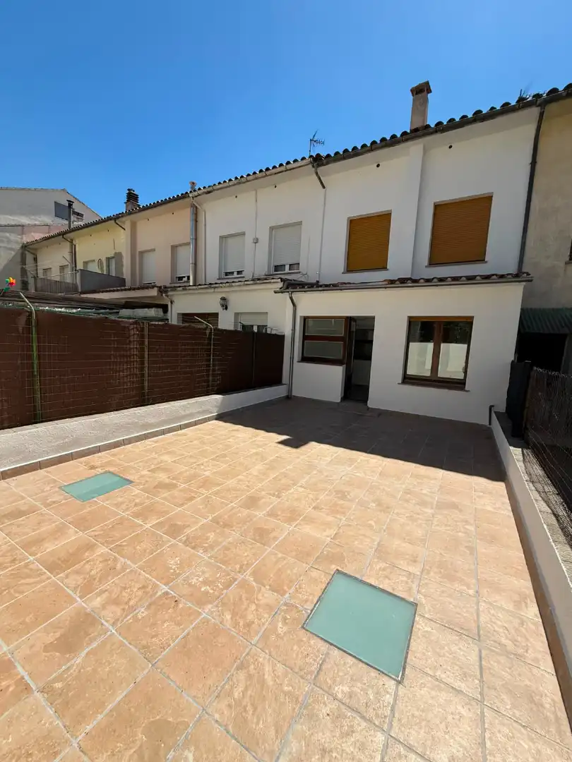 Vista exterior de Casa adosada en venta en Torelló con Calefacción, Terraza y Balcón