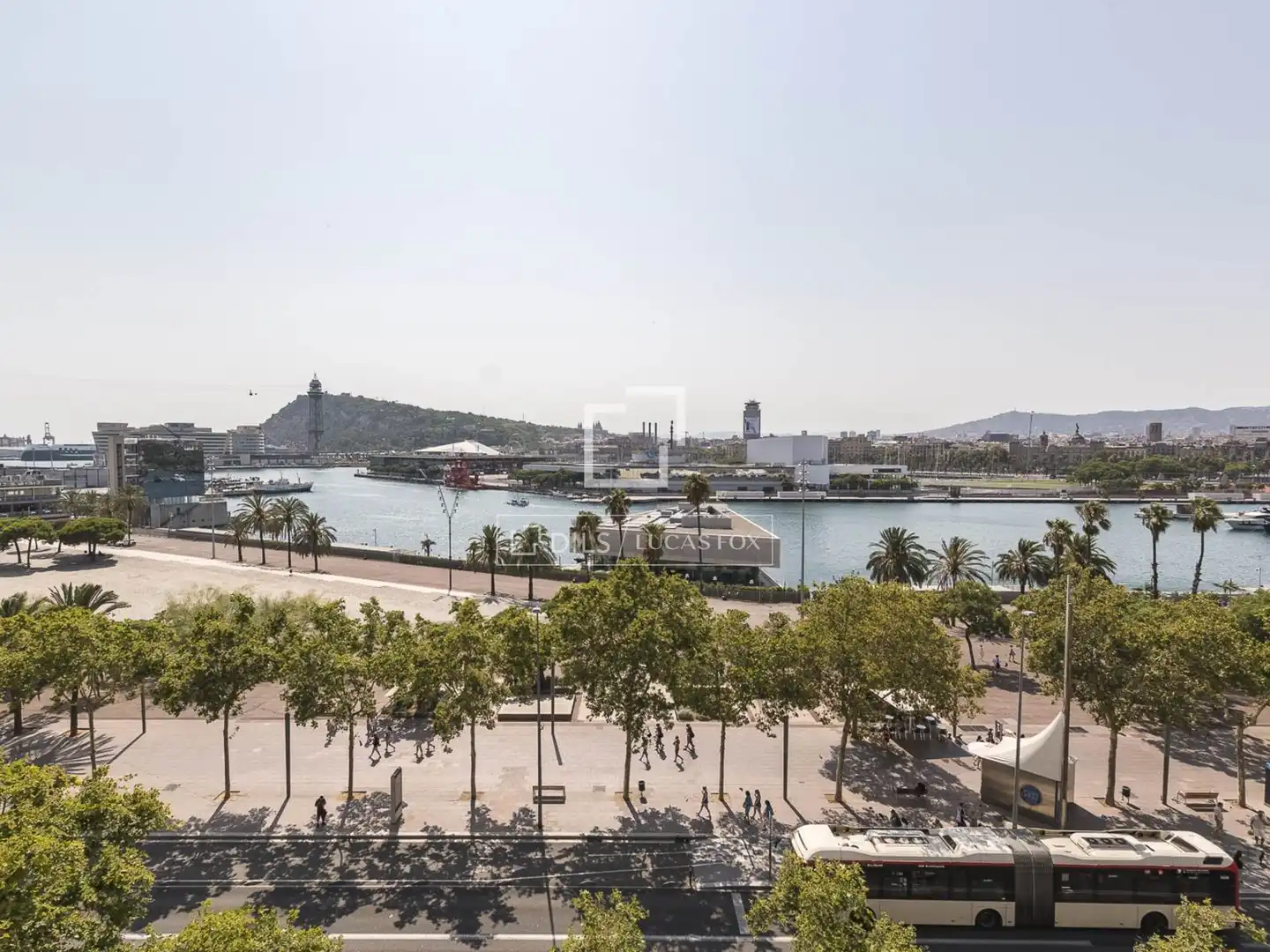 Vista exterior de Àtic en venda en Barcelona amb Aire condicionat, Calefacció i Parquet