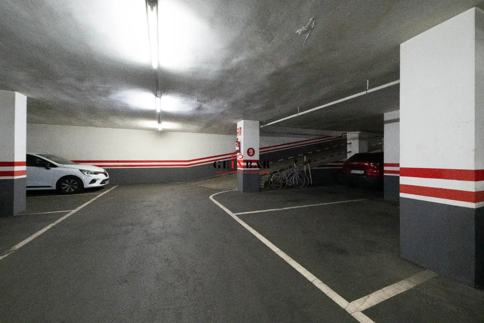 Parkplatz von Wohnung zum Verkauf in Barcelona mit Klimaanlage, Heizung und Privatgarten