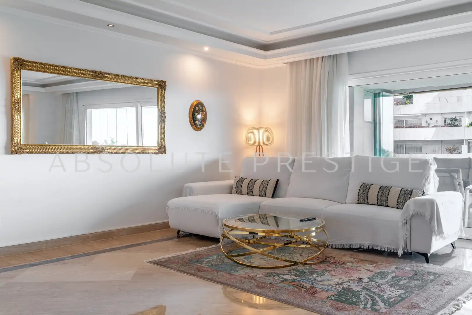 Sala d'estar de Apartament en venda en Marbella amb Aire condicionat, Terrassa i Piscina