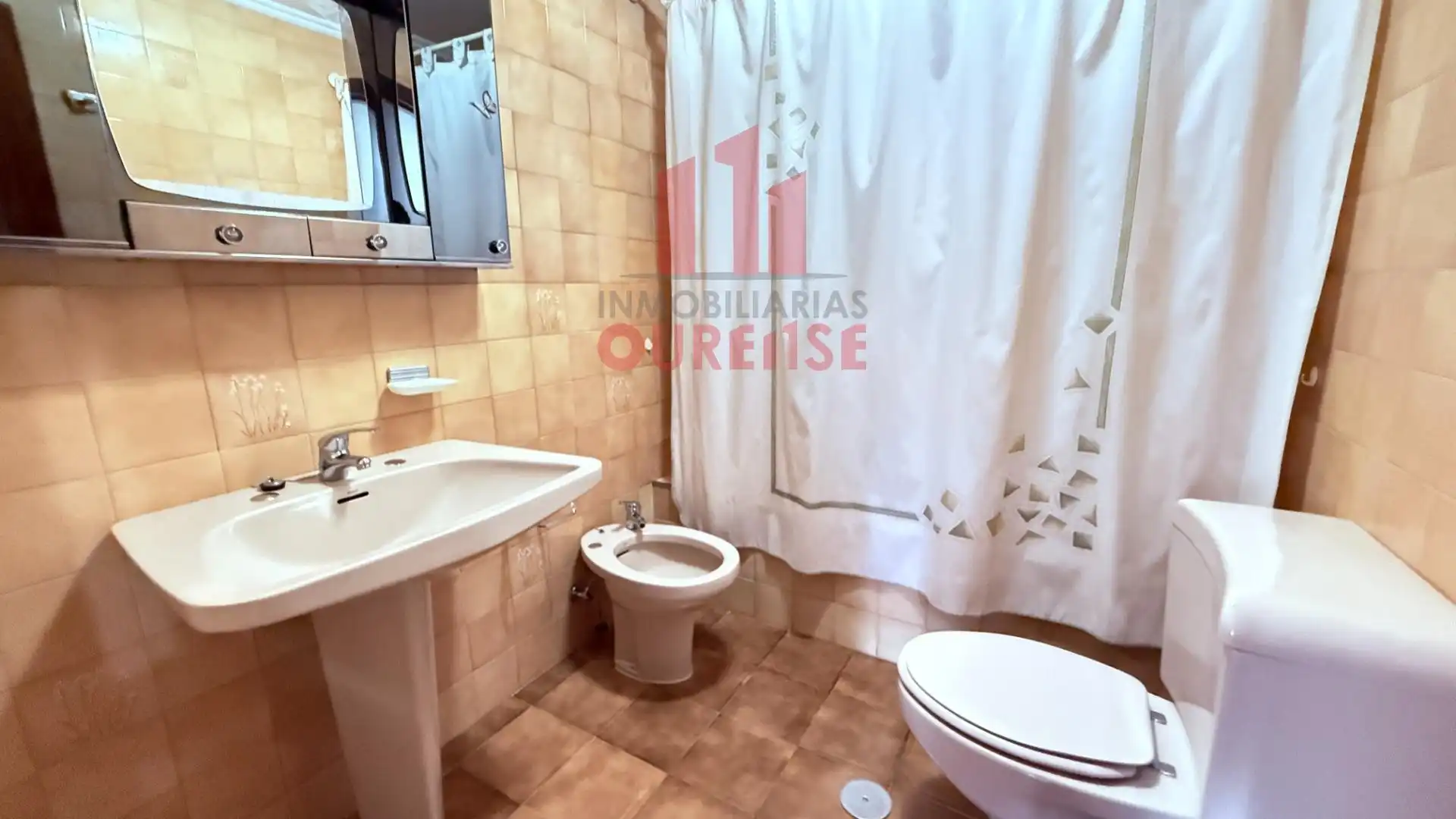 Bathroom of Flat for rent in Ourense Capital   with Heating and Furnished