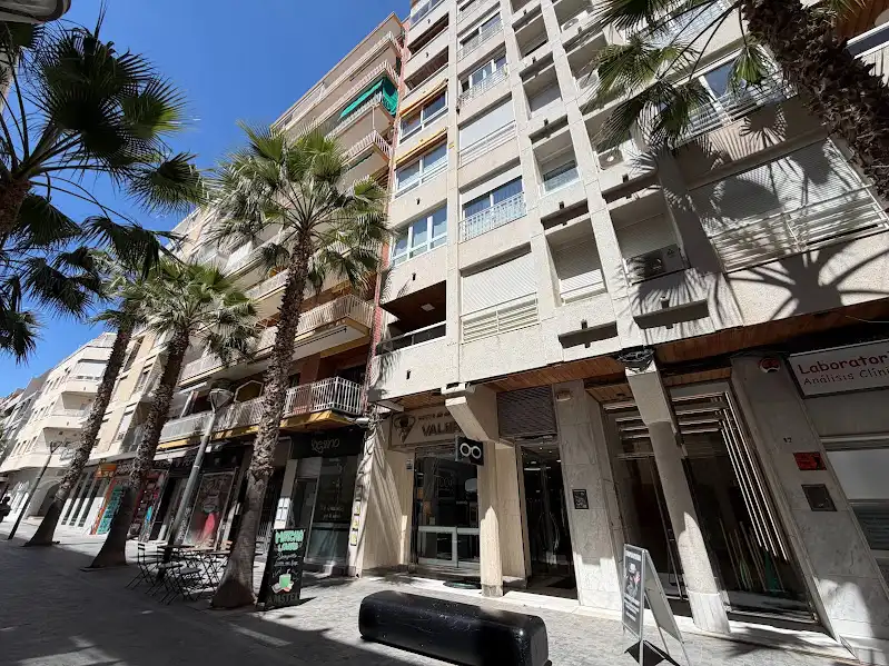 Vista exterior de Piso en venta en Torrevieja con Terraza, Amueblado y TV