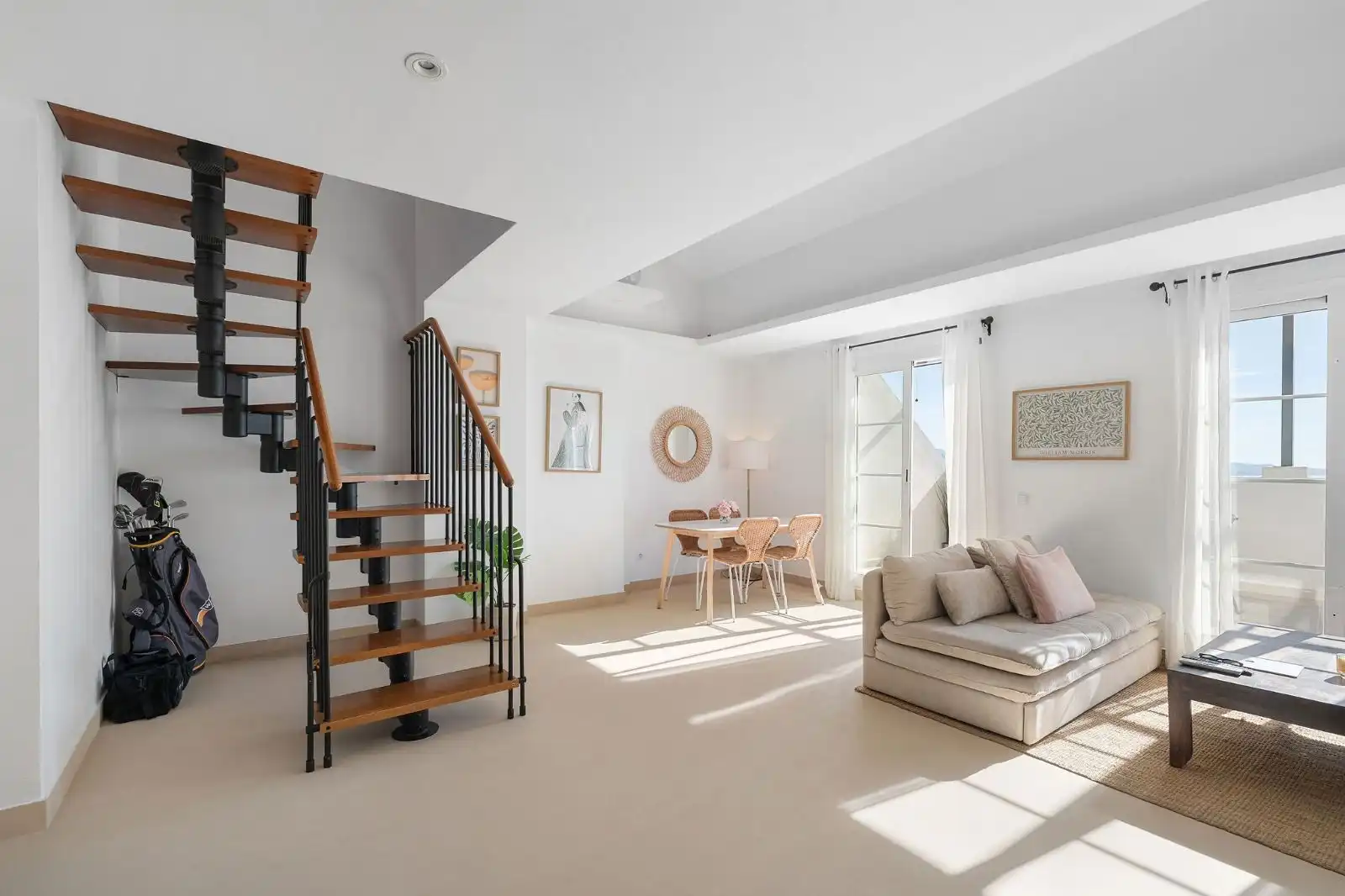 Wohnzimmer von Dachboden zum Verkauf in Marbella mit Klimaanlage, Terrasse und Abstellraum
