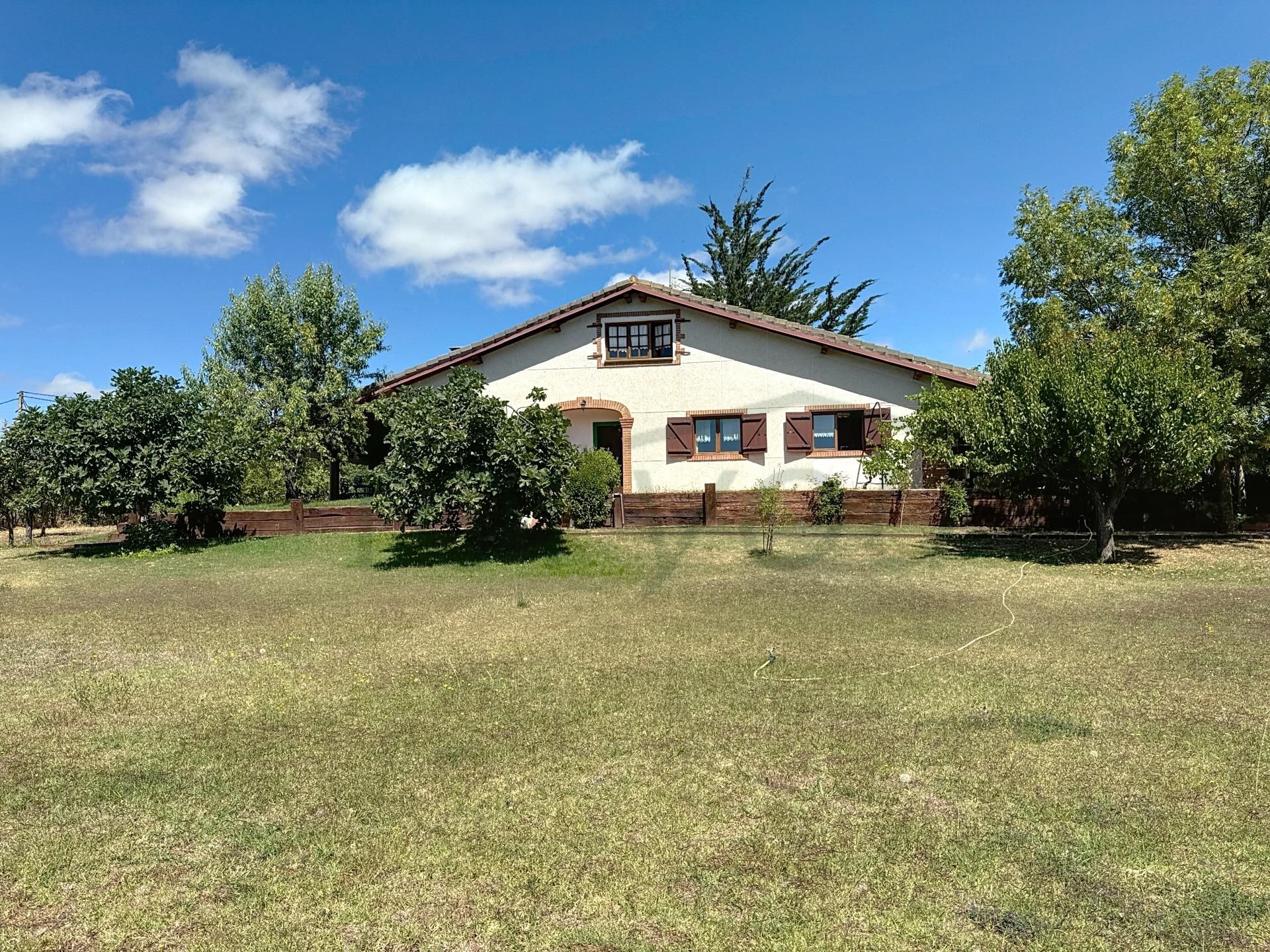 Vista exterior de Casa o xalet en venda en Badarán amb Calefacció, Jardí privat i Balcó