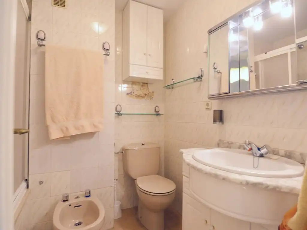 Bany de Pis en venda en Fuengirola amb Aire condicionat, Terrassa i Moblat
