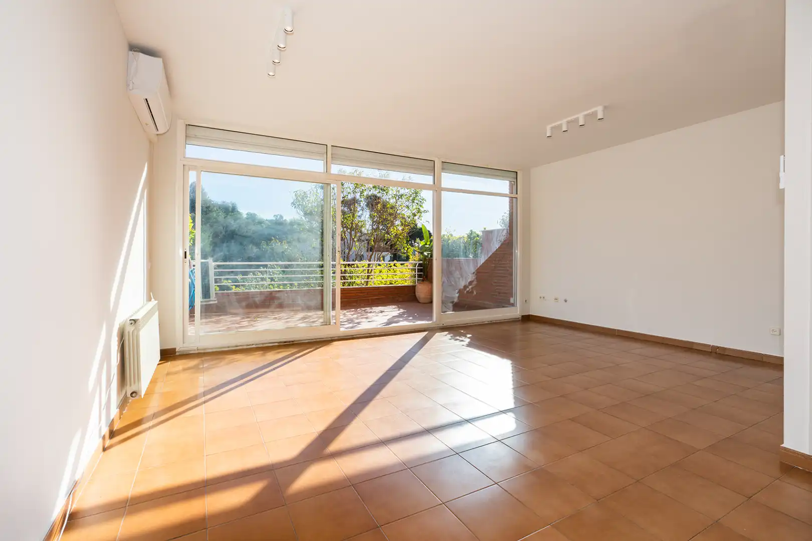 Living room of Detached homes for rent in Barcelona  with Air Conditioner, Heating and Terrace
