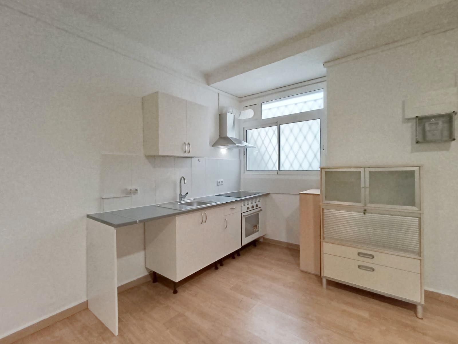 Cuina de Pis de lloguer en  Barcelona Capital amb Parquet i Forn
