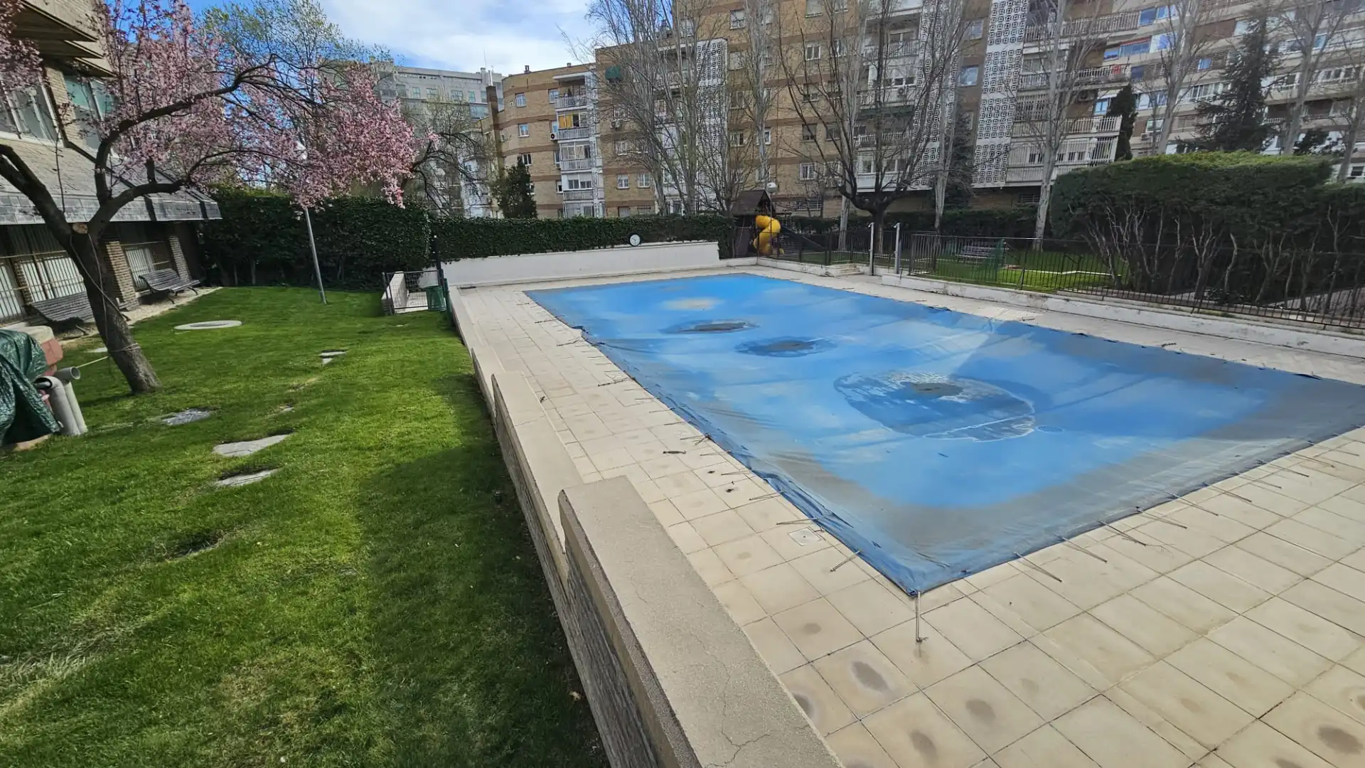Piscina de Piso en venta en Madrid con Aire acondicionado, Calefacción y Jardín privado