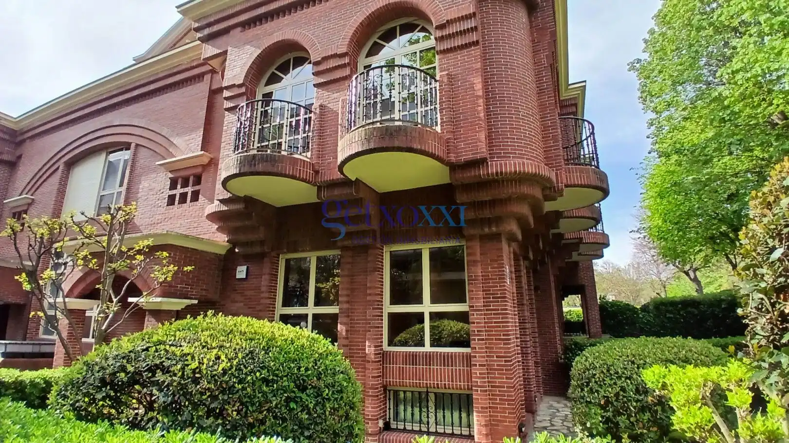 Vista exterior de Casa adosada en venda en Getxo  amb Calefacció, Jardí privat i Traster