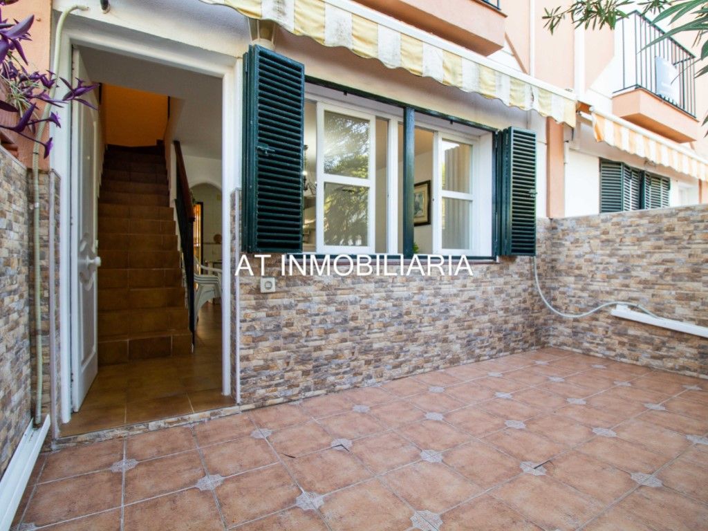 Vista exterior de Casa adosada en venda en Chiclana de la Frontera amb Aire condicionat i Piscina
