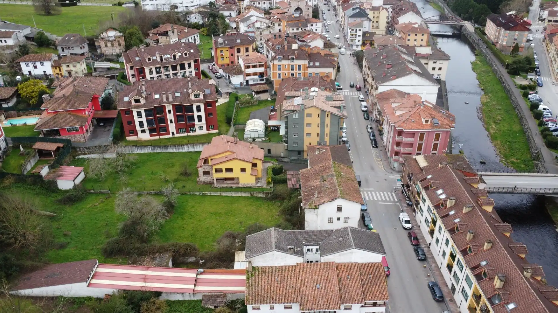 Außenansicht von Einfamilien-Reihenhaus zum Verkauf in Cangas de Onís mit Heizung und Abstellraum