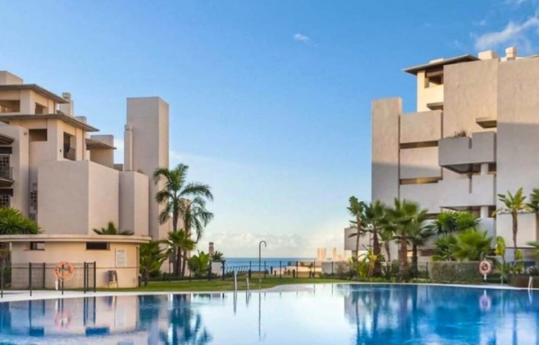 Vista exterior de Planta baixa de lloguer en Estepona amb Aire condicionat, Calefacció i Jardí privat