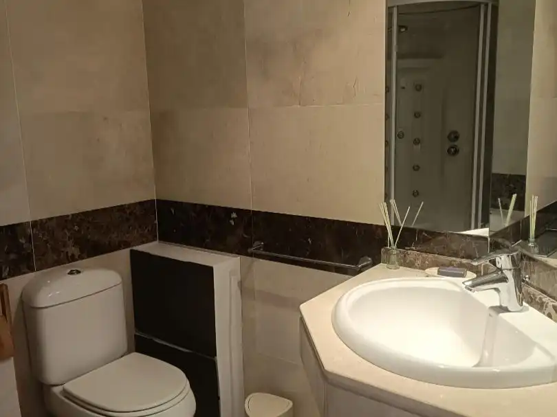 Badezimmer von Dachboden zum Verkauf in La Alcaidesa mit Klimaanlage, Terrasse und Schwimmbad