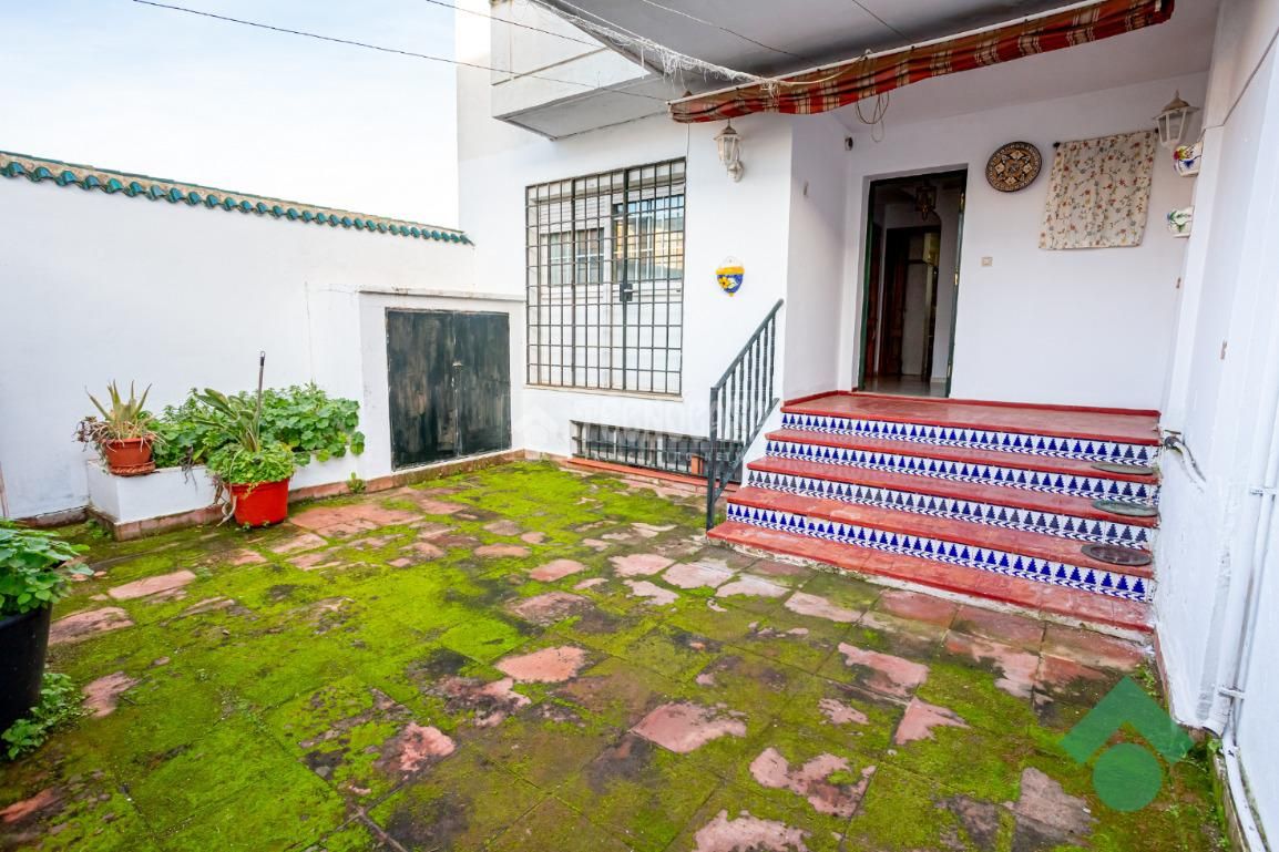 Vista exterior de Casa adosada en venda en Algeciras amb Terrassa, Traster i Balcó