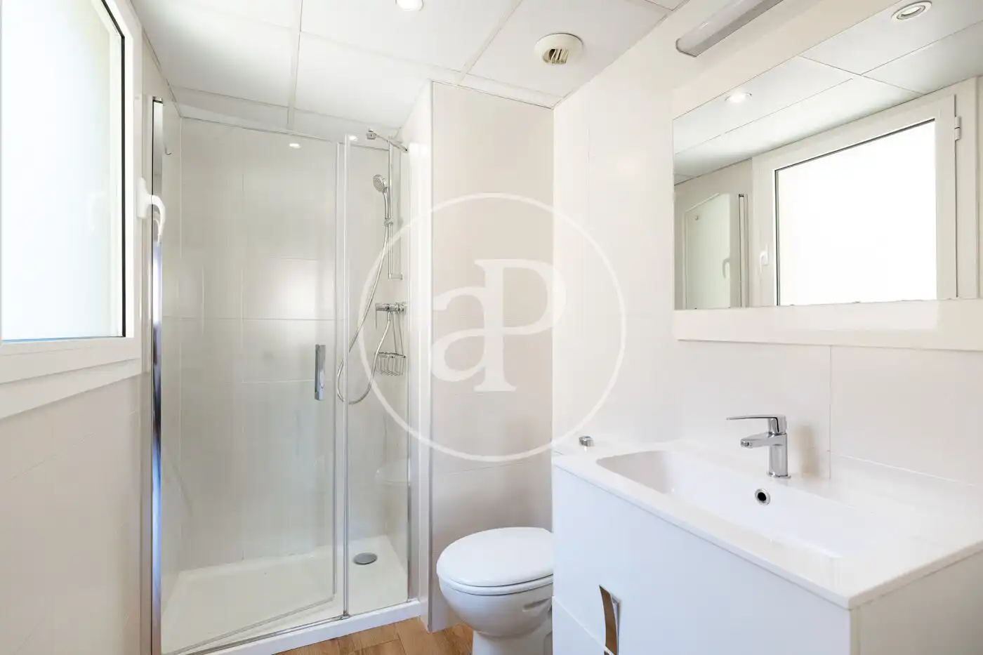 Bathroom of Flat for sale in Barcelona  with Air Conditioner, Heating and Community pool