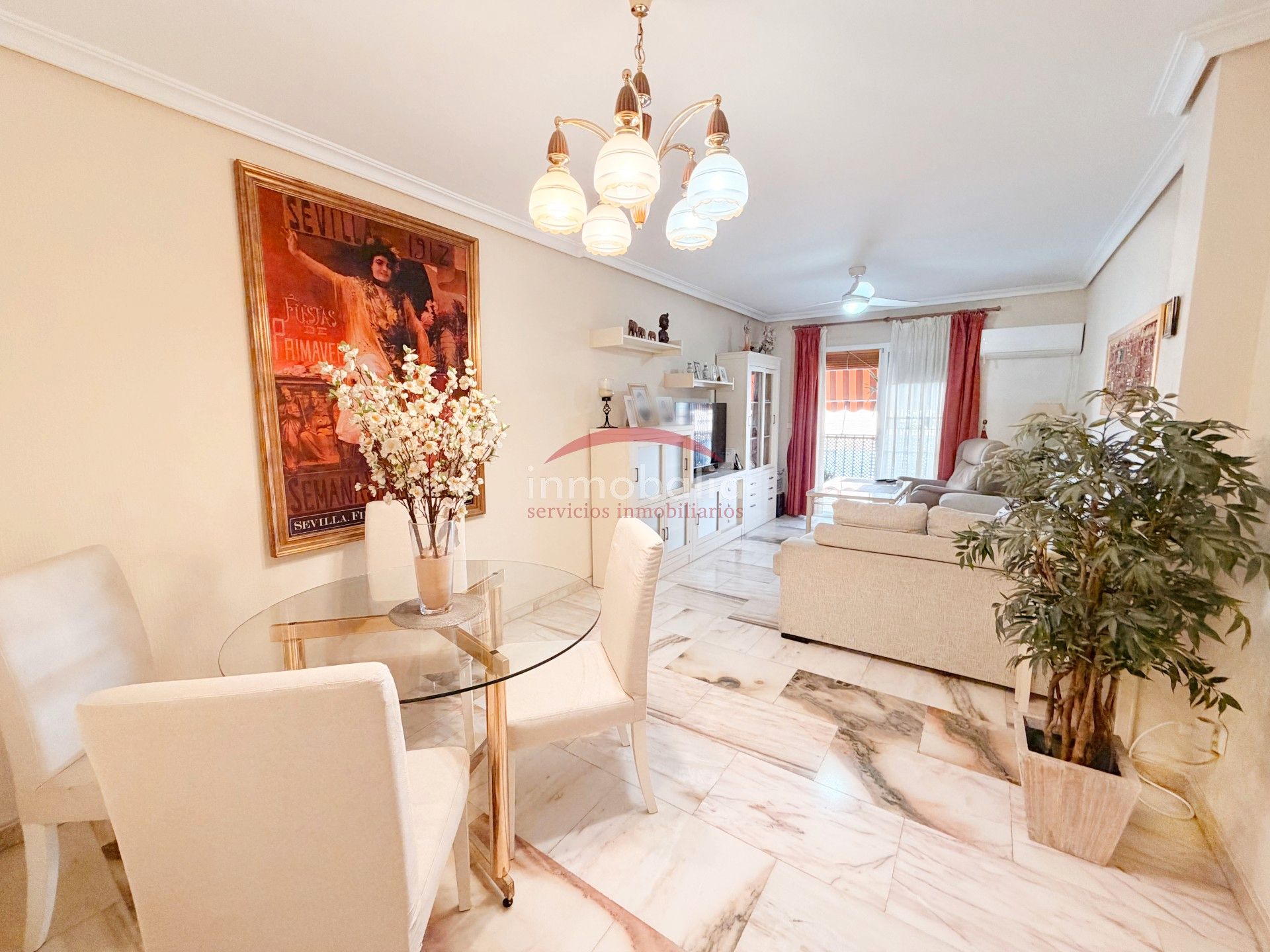 Living room of Flat for sale in  Sevilla Capital  with Air Conditioner, Terrace and Storage room