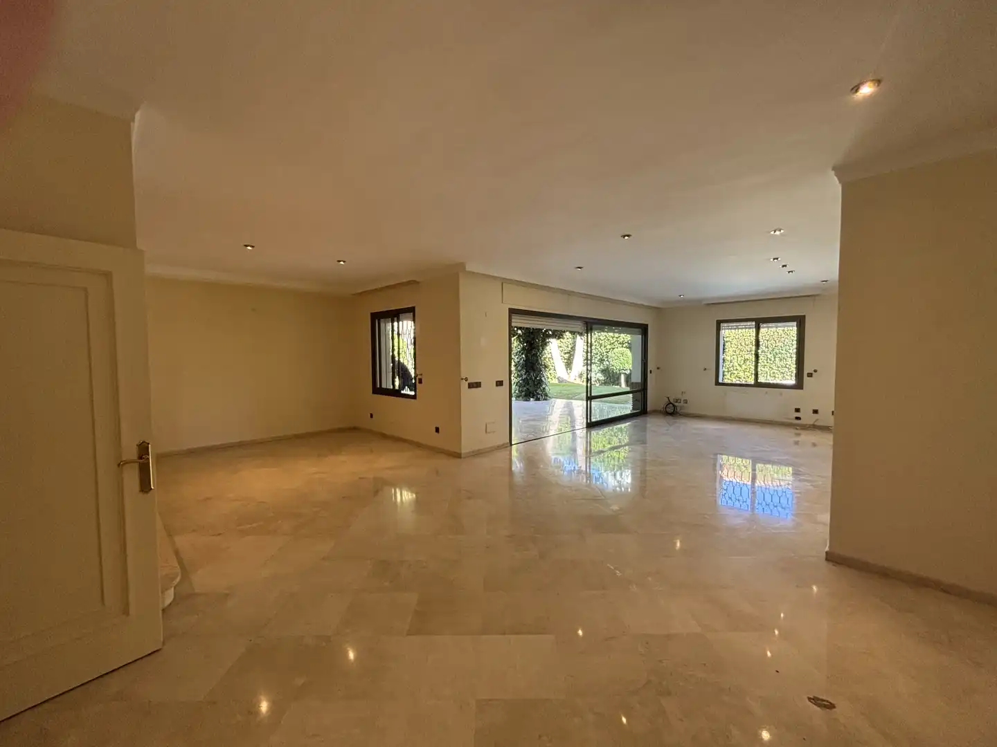 Sala d'estar de Casa o xalet en venda en Marbella amb Aire condicionat, Jardí privat i Terrassa