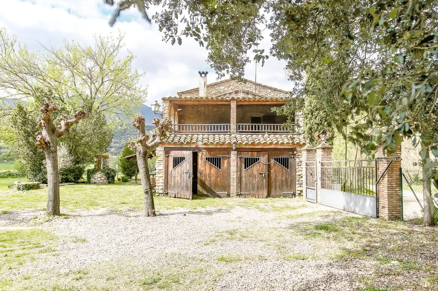 Vista exterior de Finca rústica en venda en La Cellera de Ter amb Jardí privat i Terrassa