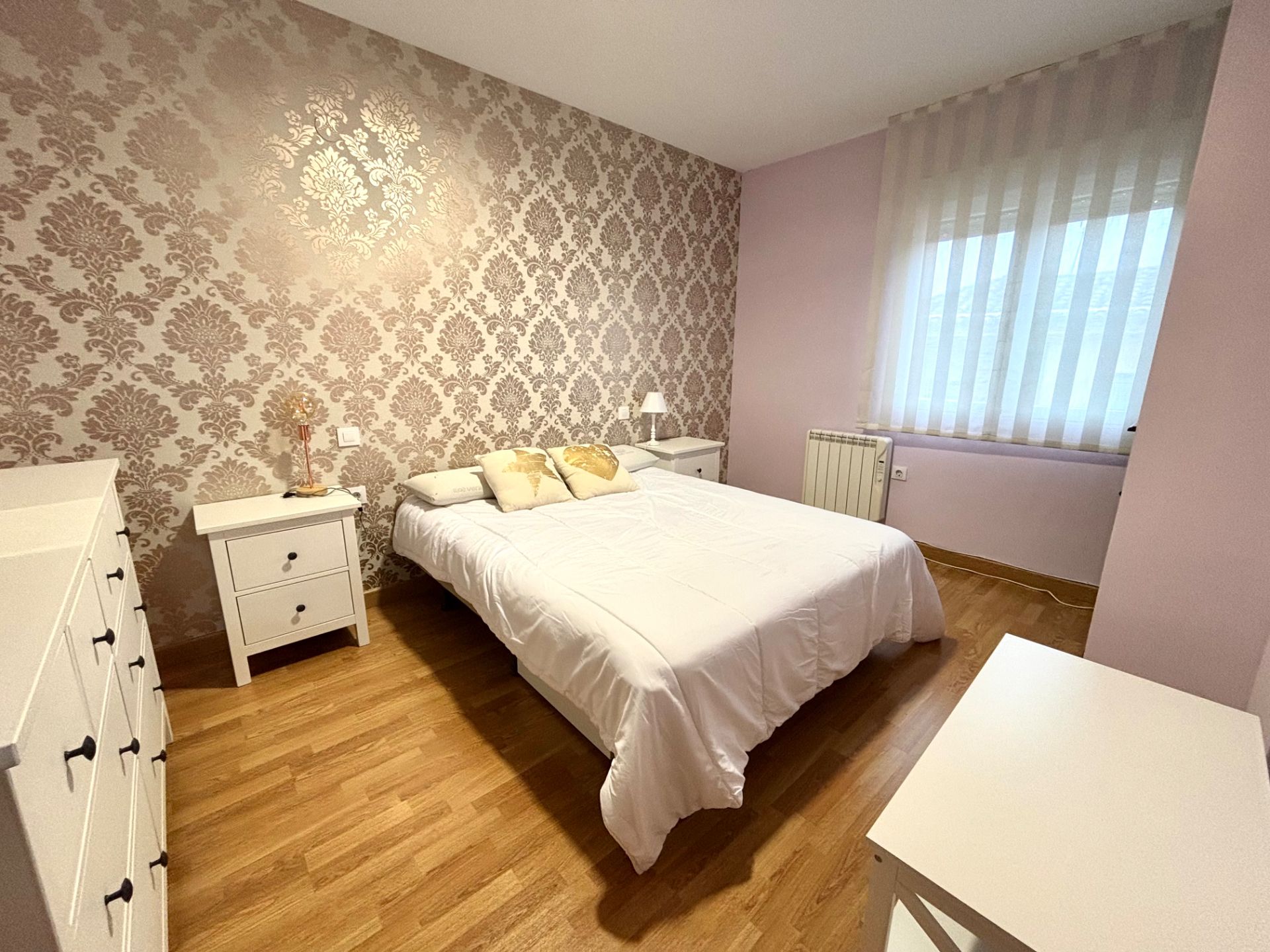 Bedroom of Flat to rent in Plasencia  with Air Conditioner, Heating and Parquet flooring
