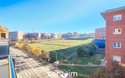 Vista exterior de Àtic en venda en Girona Capital amb Aire condicionat, Calefacció i Parquet