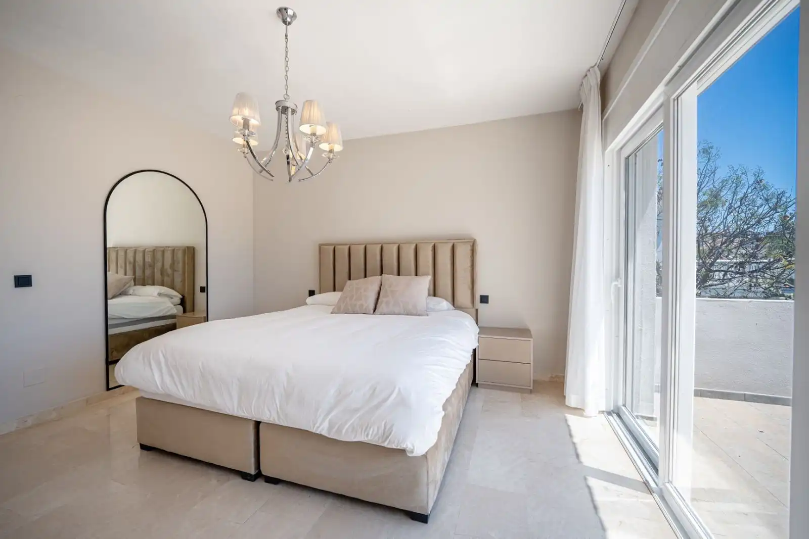 Dormitori de Casa o xalet en venda en Marbella amb Aire condicionat, Jardí privat i Terrassa