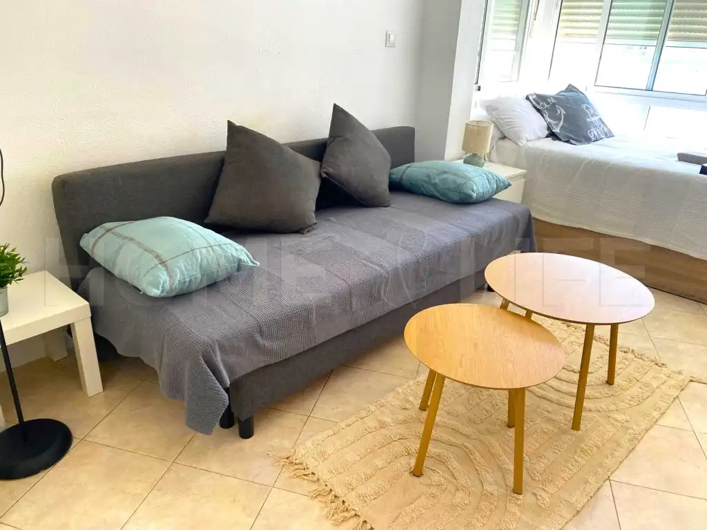 Sala de estar de Estudio de alquiler en Benalmádena con Piscina y Amueblado