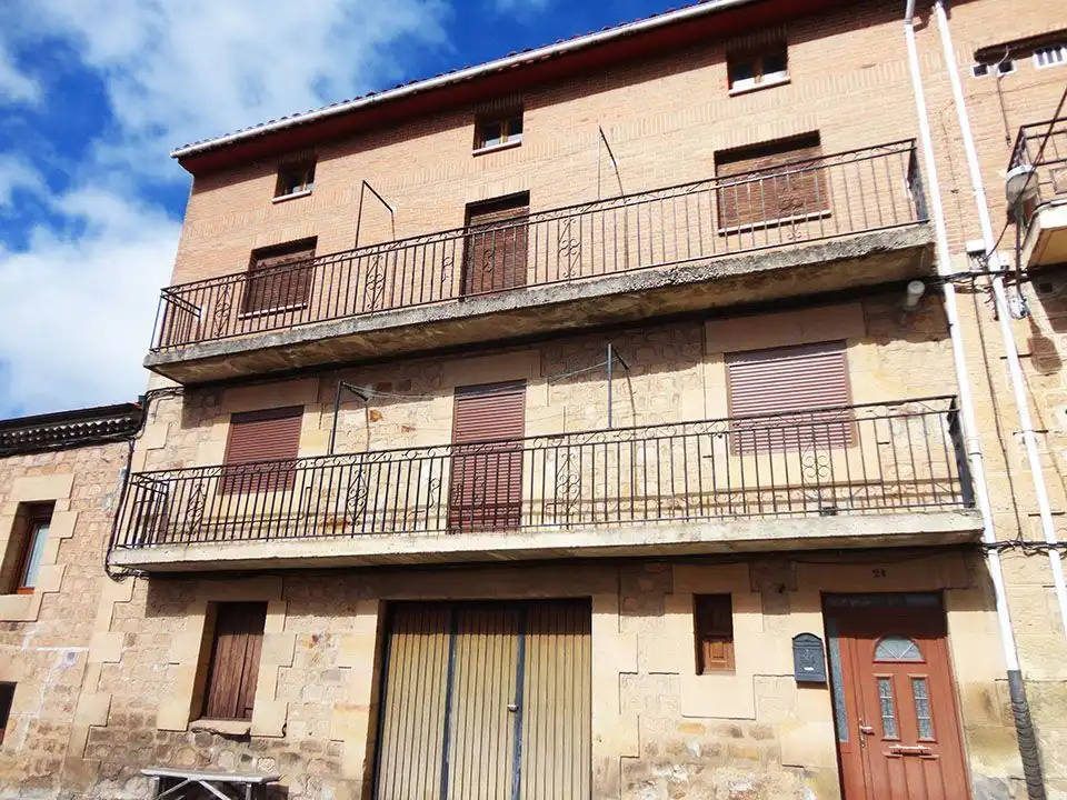 Vista exterior de Casa adosada en venta en Quintanar de la Sierra con Terraza